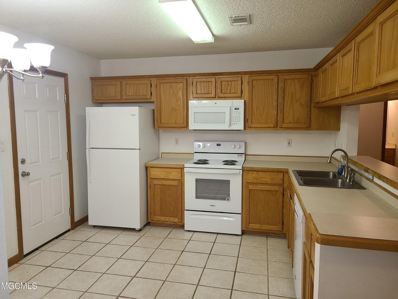 14169 Spruce Ct - Photo 4 of 19
