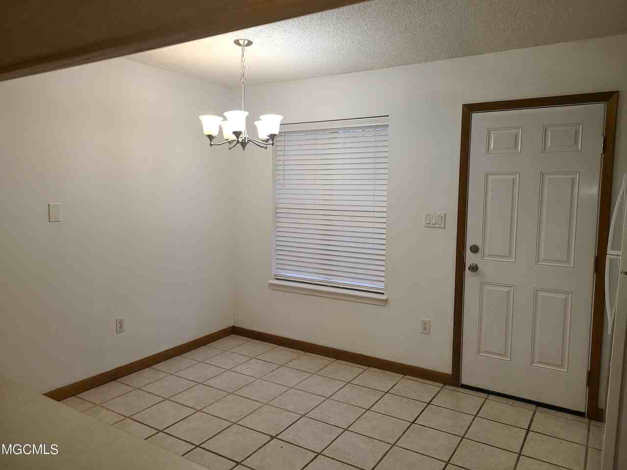 14169 Spruce Ct - Photo 5 of 19