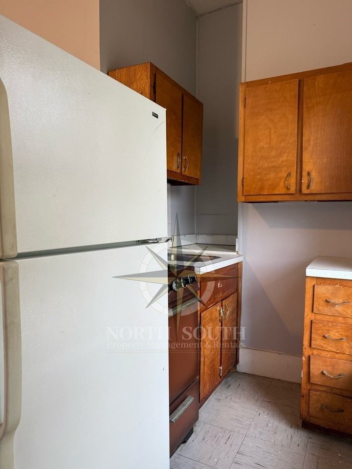 306 W Elm St #8 - Photo 3 of 5