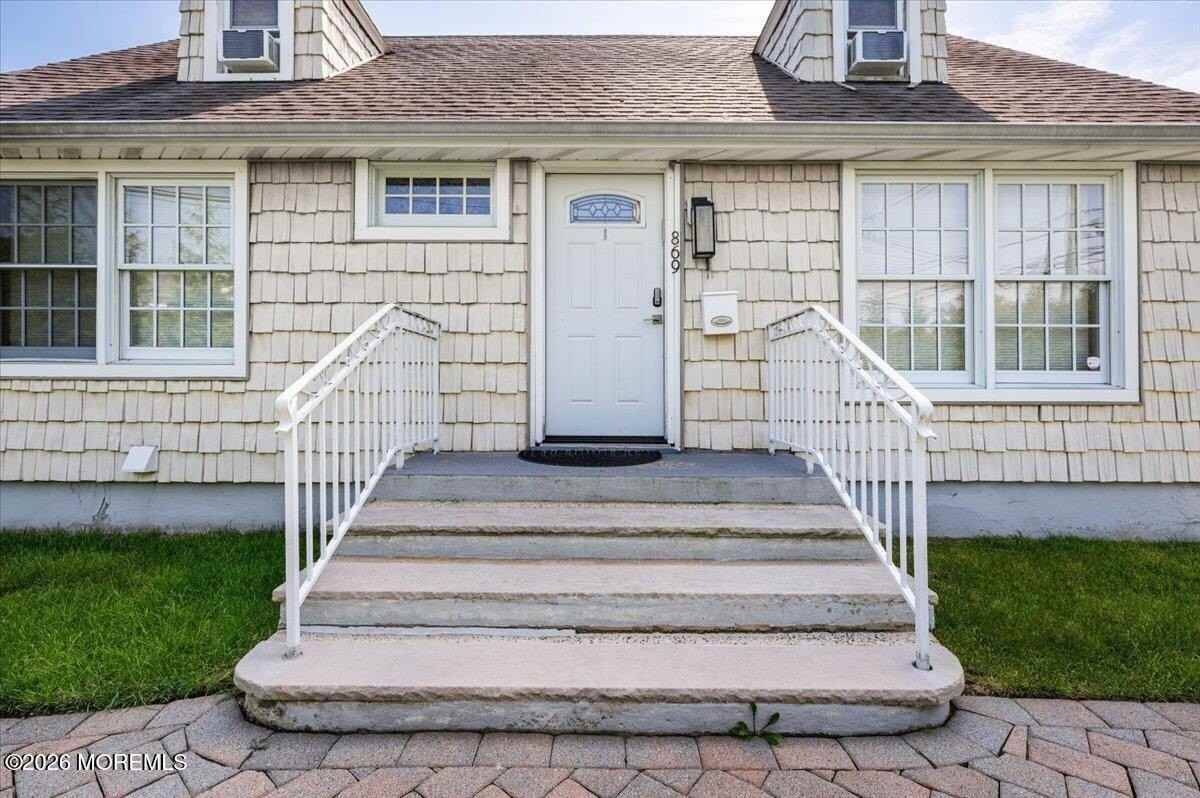 869 Norwood Ave - Photo 4 of 35