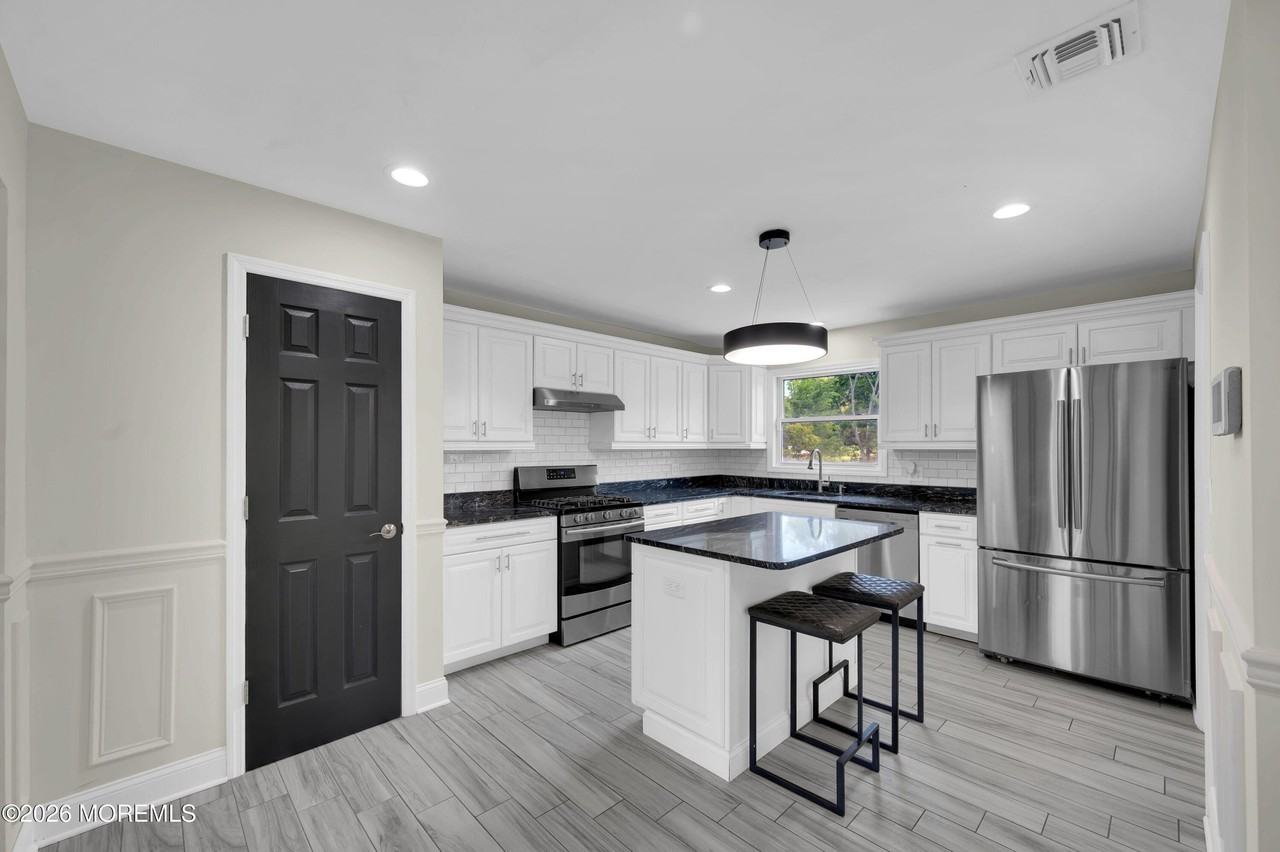 145 Asbury Rd - Photo 4 of 33