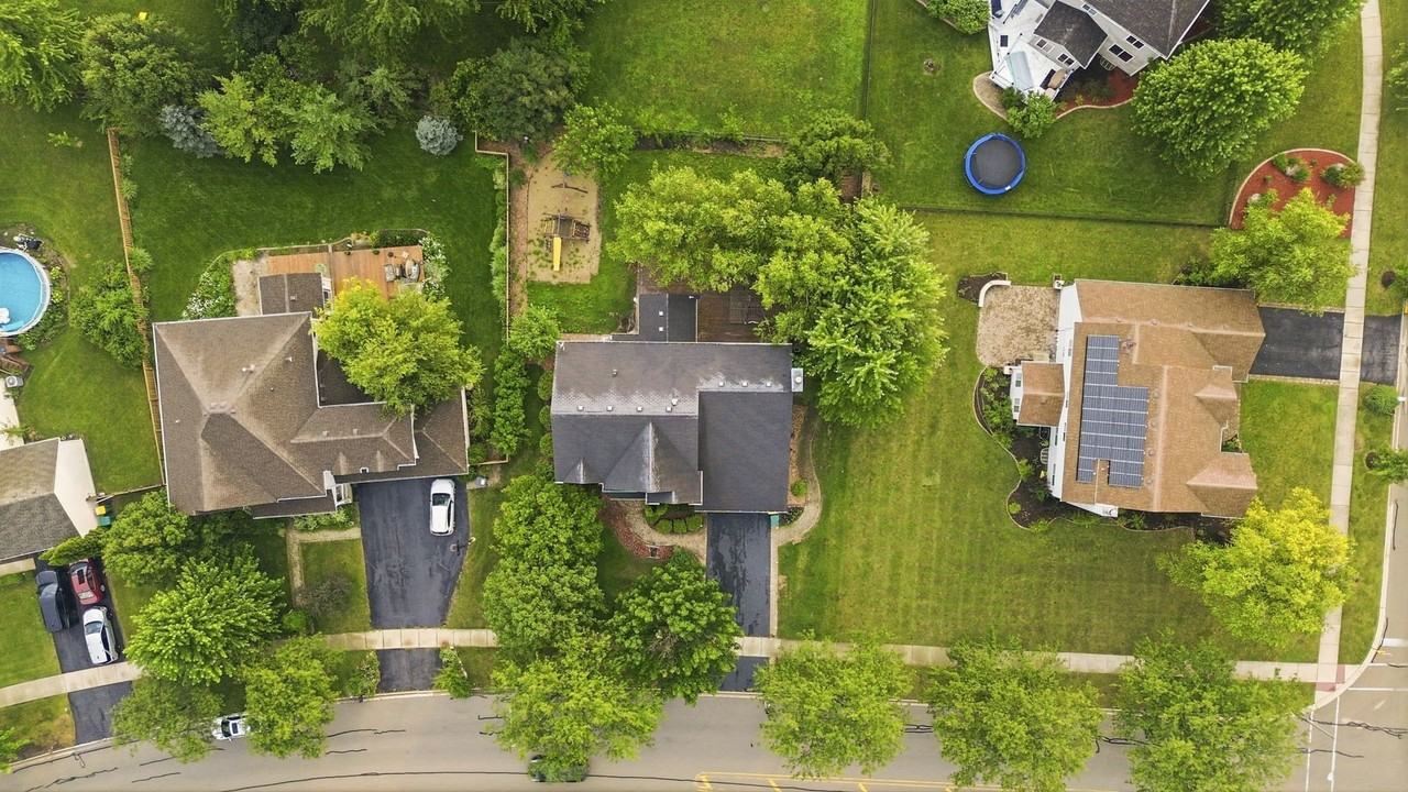 12716 S Meadow Ln - Photo 3 of 47