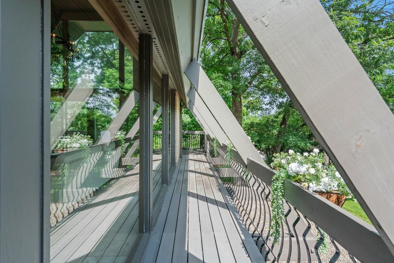 431 Maplewood Dr - Photo 5 of 50