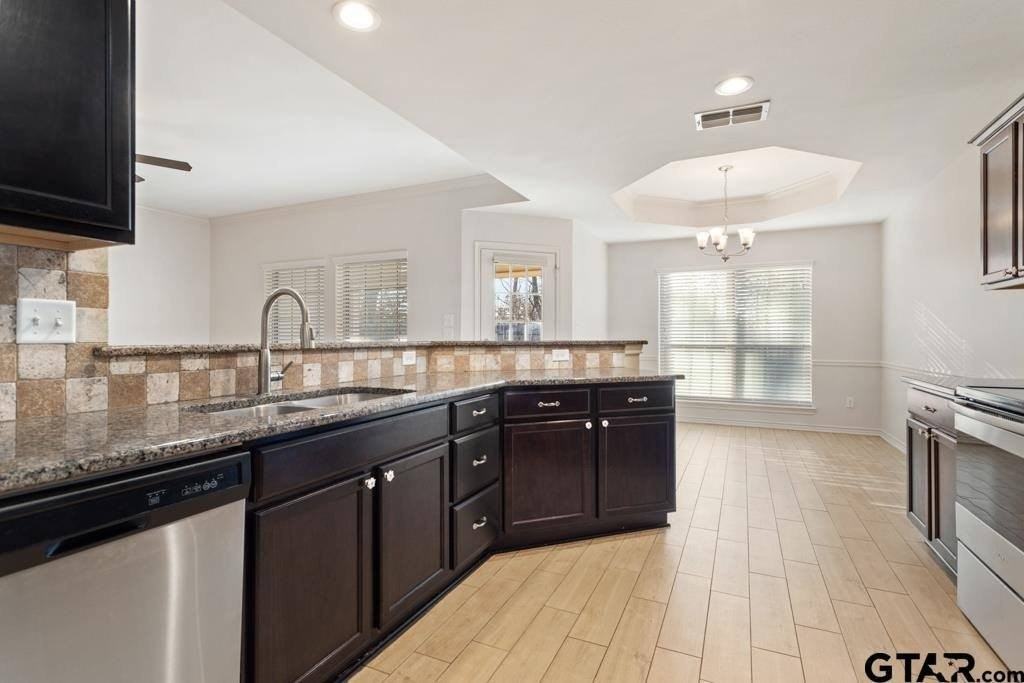 815 E Grande Blvd - Photo 7 of 35