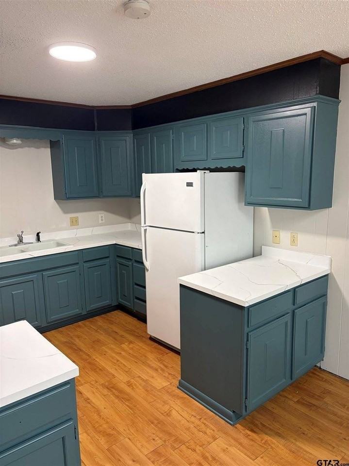 636 S College Ave - Photo 5 of 14