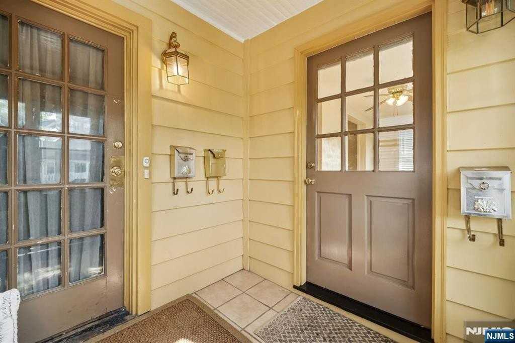 29 Brookfield Rd #1stFL - Photo 3 of 22
