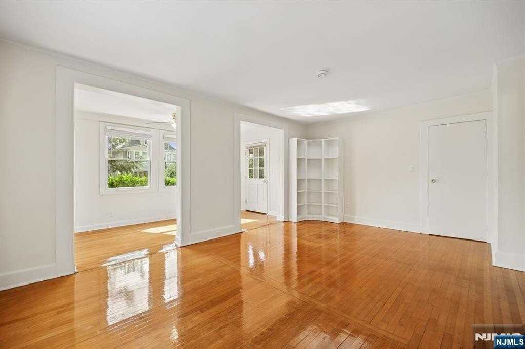 29 Brookfield Rd #1stFL - Photo 4 of 22