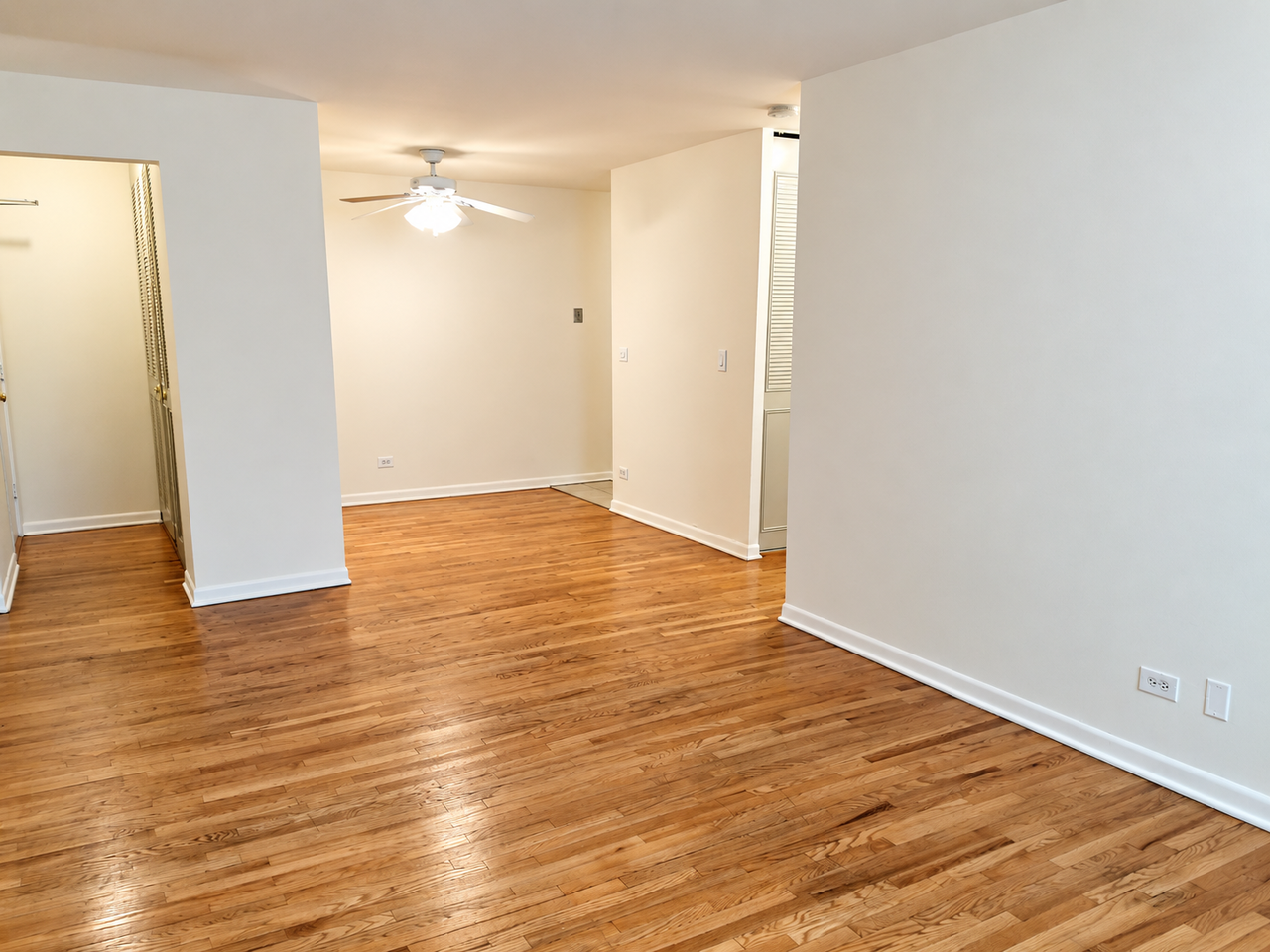 W Roscoe St & N Broadway - Photo 3 of 14