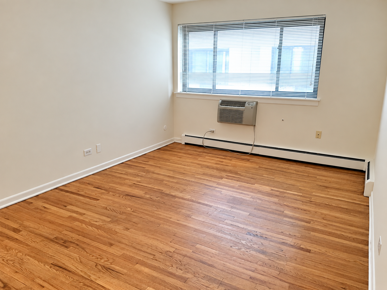 W Roscoe St & N Broadway - Photo 4 of 14