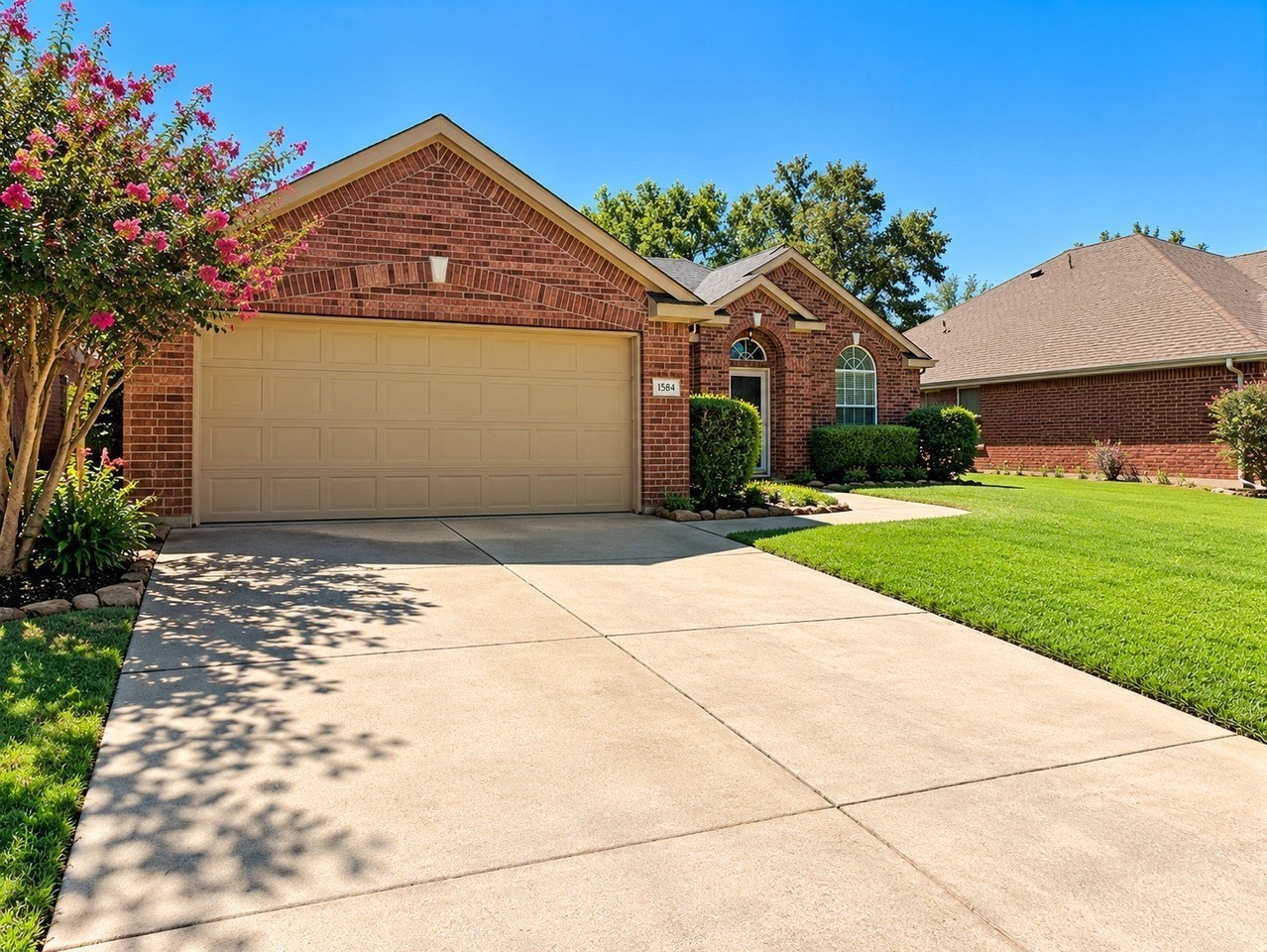 1584 Meadowview Dr - Photo 3 of 34