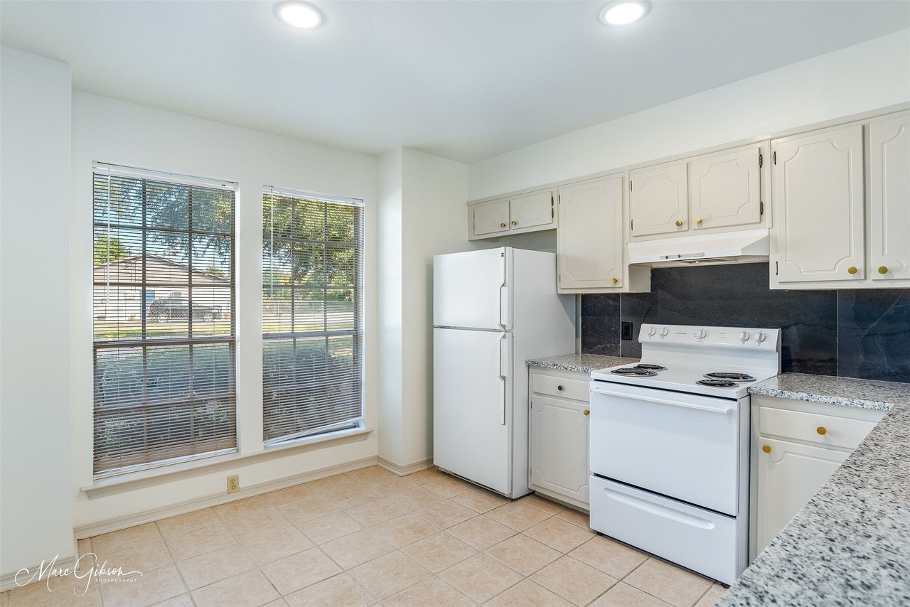 247 E Stephenson St - Photo 6 of 19