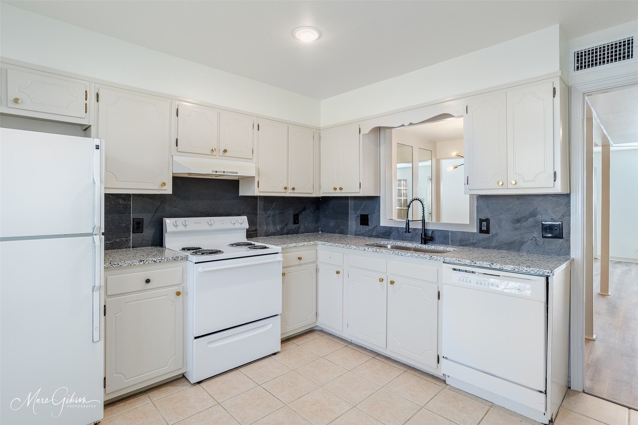 247 E Stephenson St - Photo 7 of 19