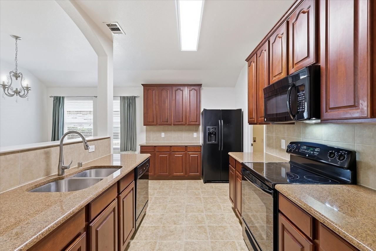 4709 Redbud Dr - Photo 4 of 40