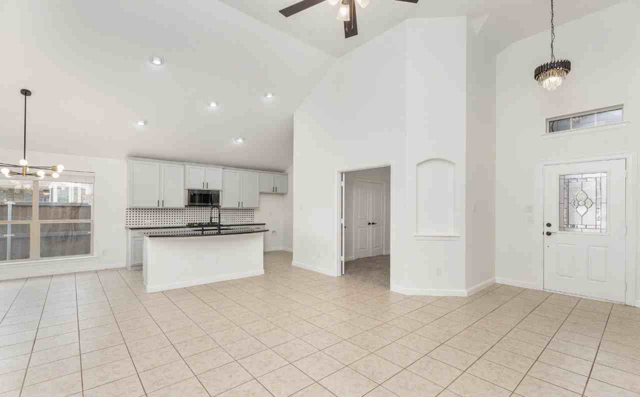 1413 Nightingale Dr - Photo 4 of 12