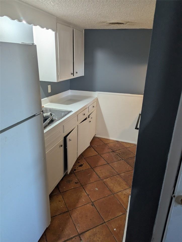 1221 Mineral Wells Hwy - Photo 3 of 6