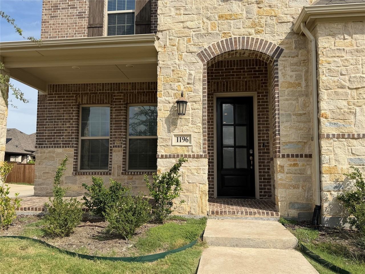 1196 Putnam Dr - Photo 4 of 39