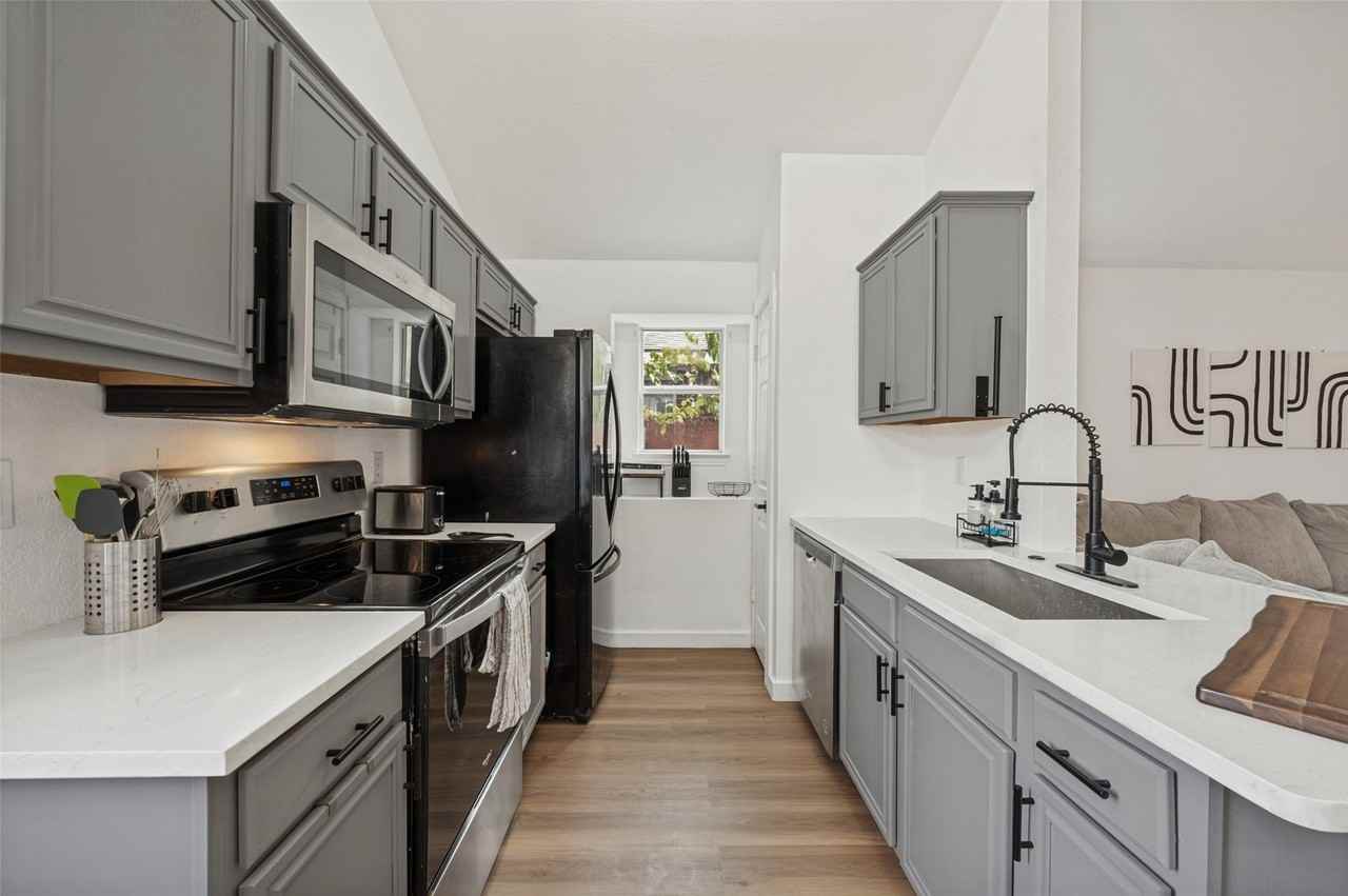 1063 Port Sullivan Dr - Photo 4 of 27