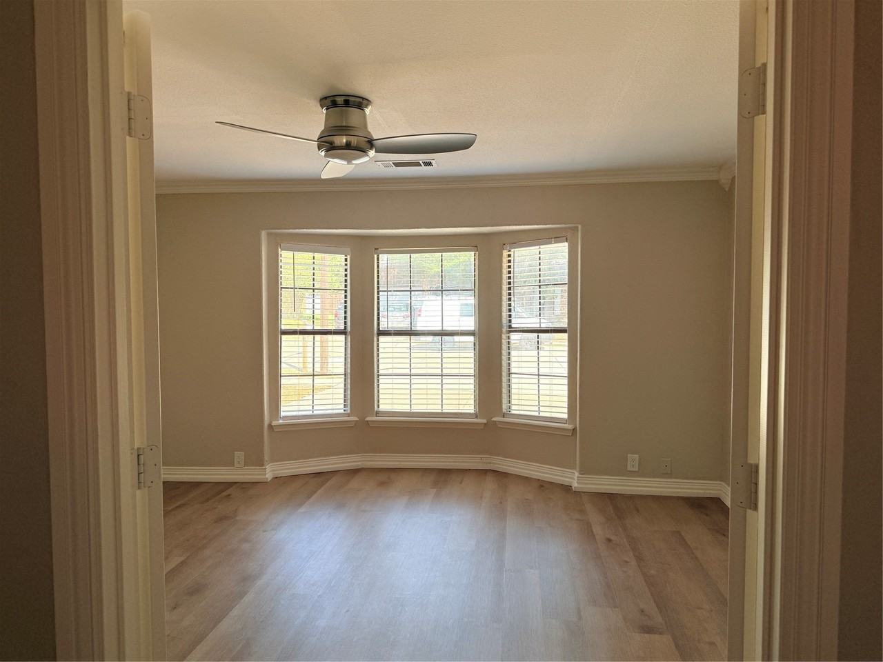 558 Ridgemont Dr - Photo 4 of 15