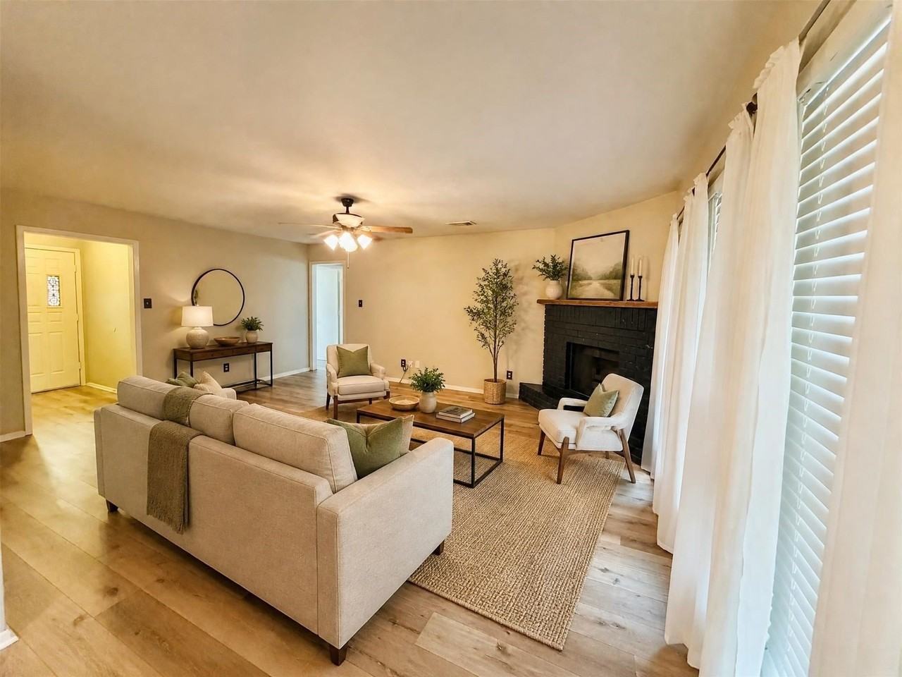 2749 Mill Pond Rd - Photo 4 of 23