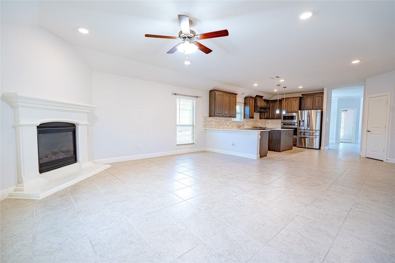 11004 Brownwood Pl - Photo 4 of 13