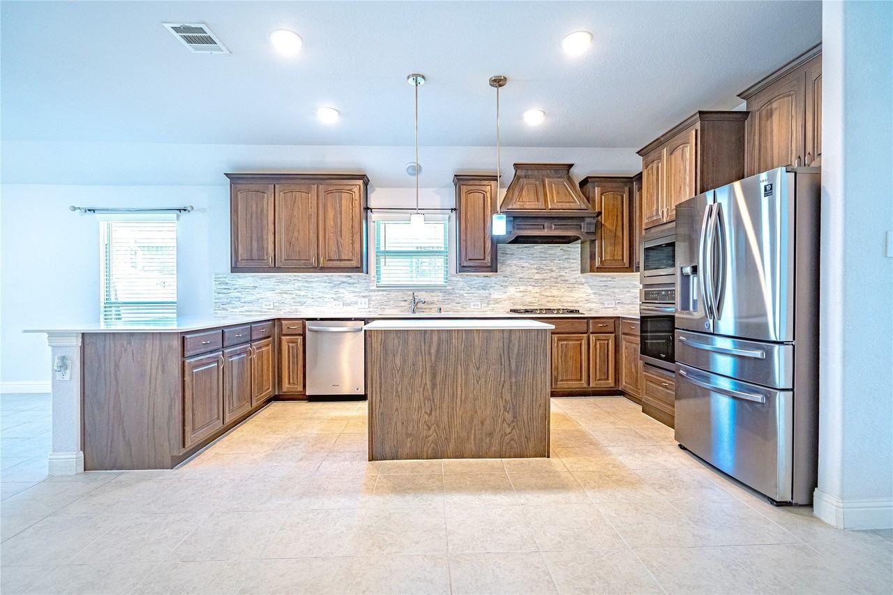 11004 Brownwood Pl - Photo 5 of 13