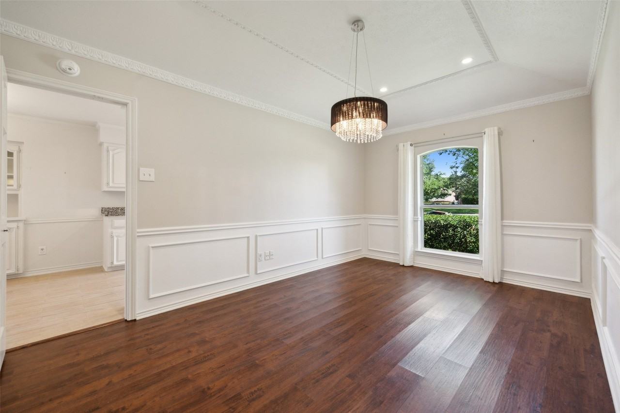16353 Lauder Ln - Photo 4 of 28
