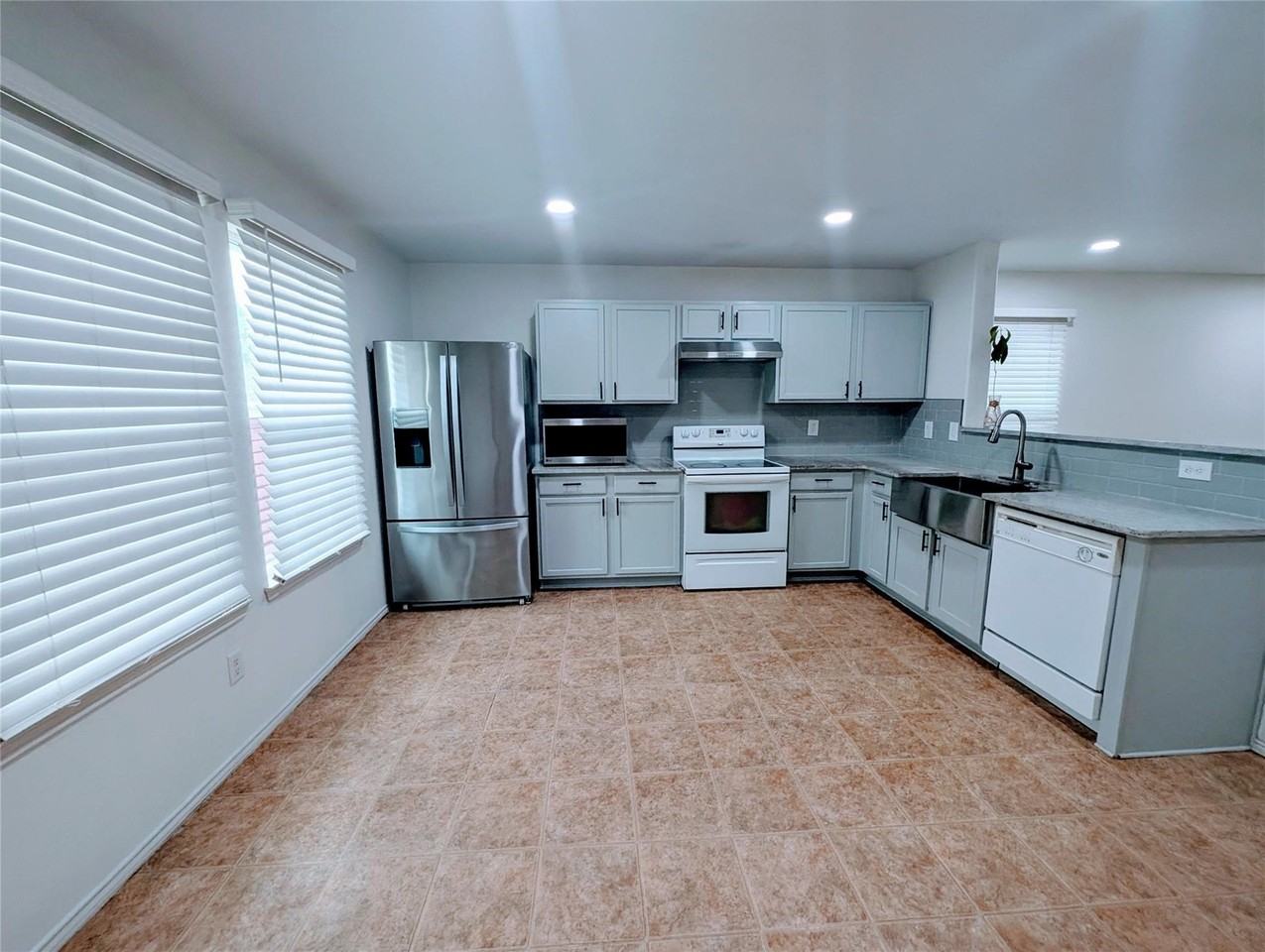 2221 Cavalry Dr - Photo 4 of 14