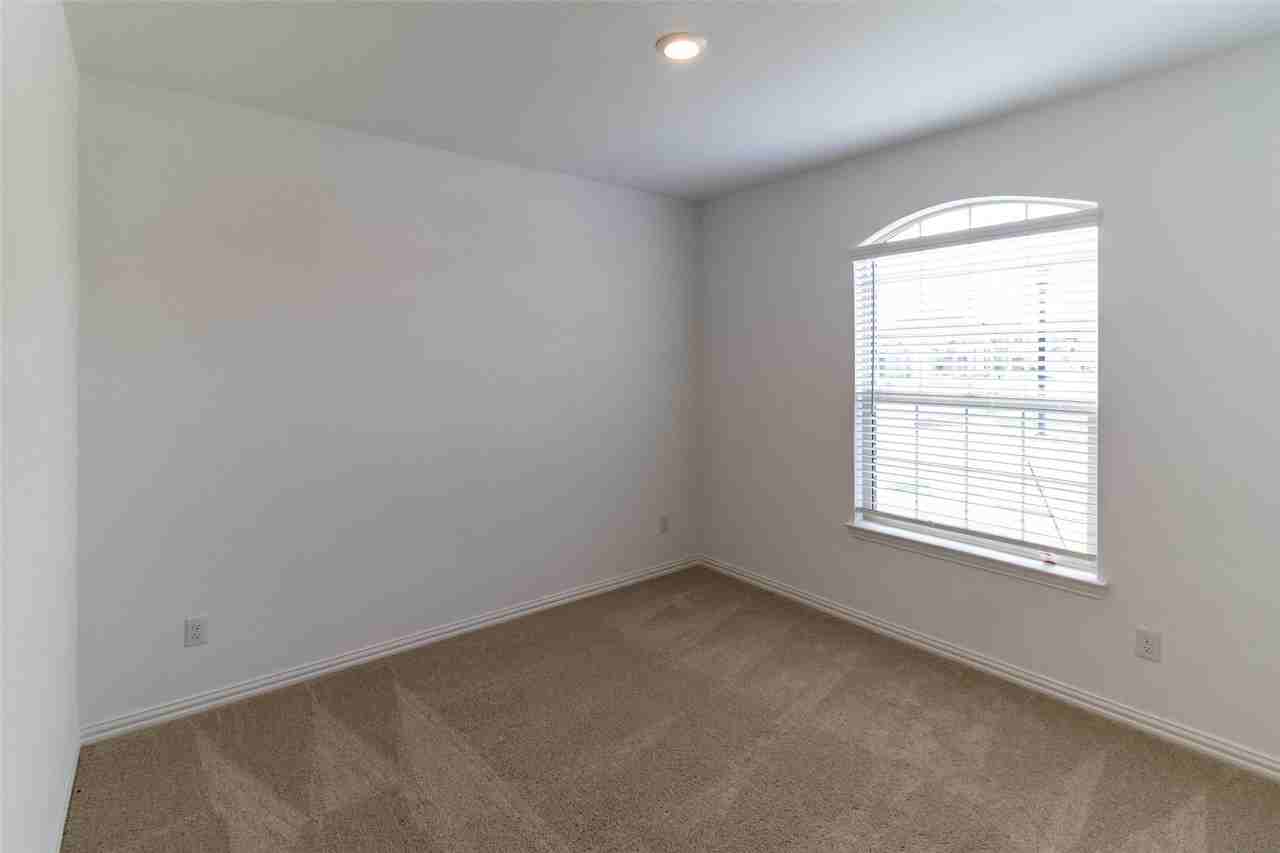 1837 Lake Grove Dr - Photo 4 of 22