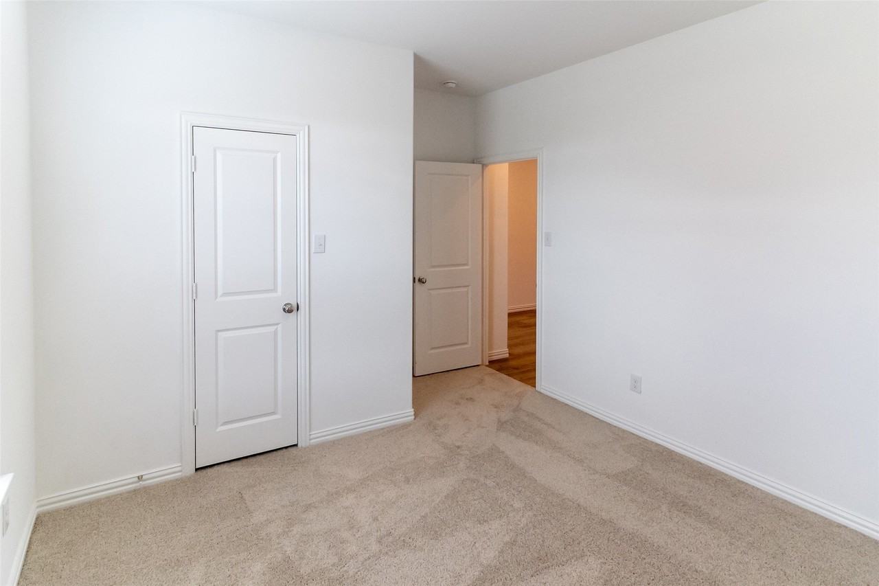 1837 Lake Grove Dr - Photo 5 of 22