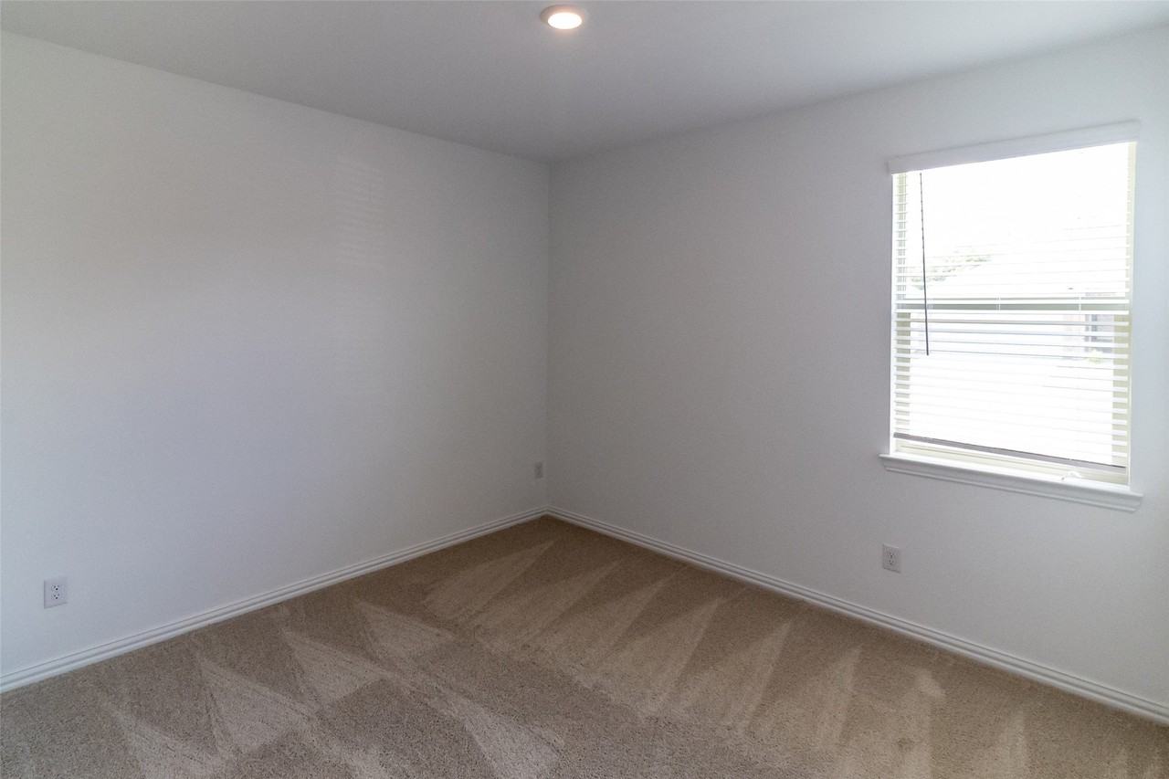 1837 Lake Grove Dr - Photo 7 of 22