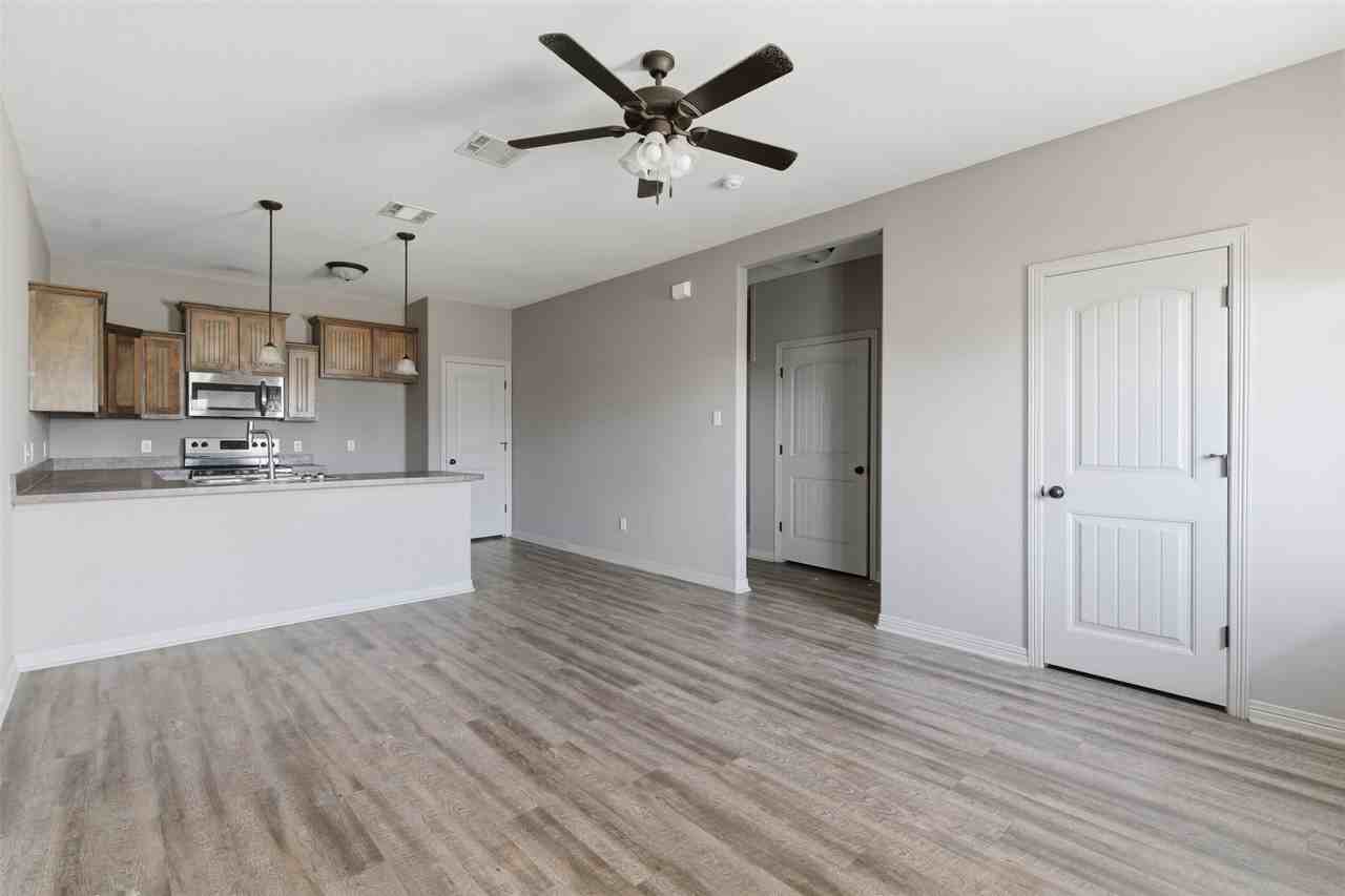 101 W Capps St #B - Photo 3 of 22