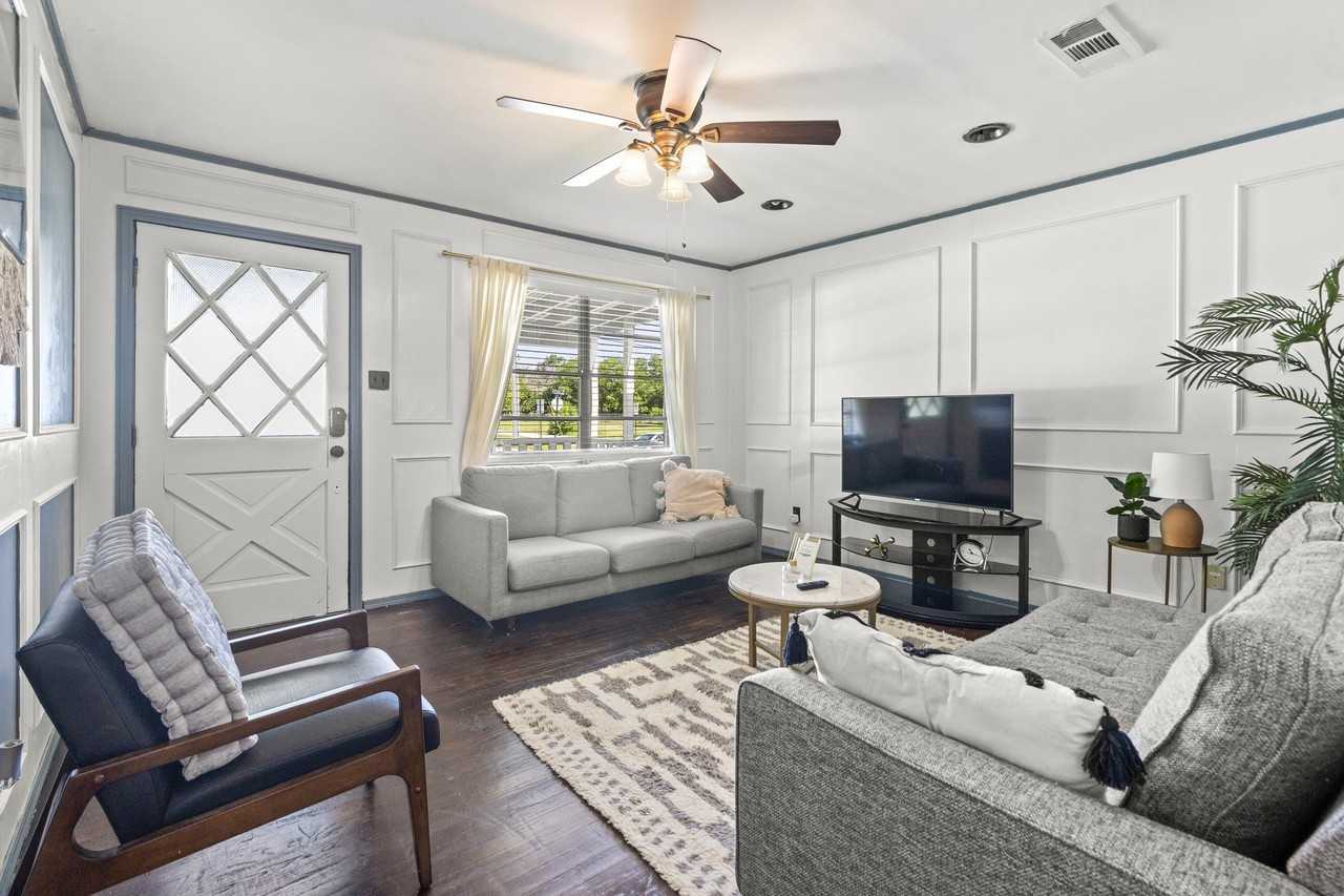 1223 N Center St - Photo 4 of 17