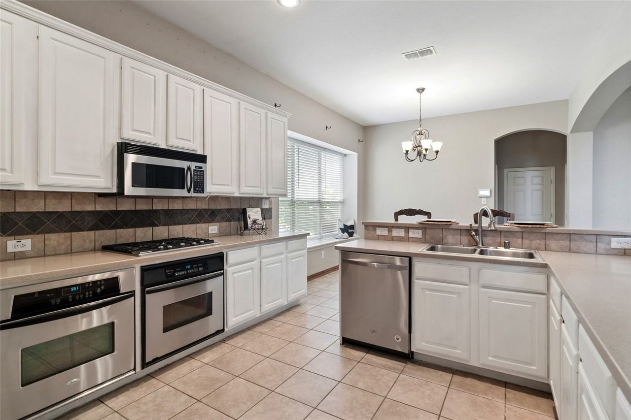 2085 Club Lake Cir - Photo 5 of 28