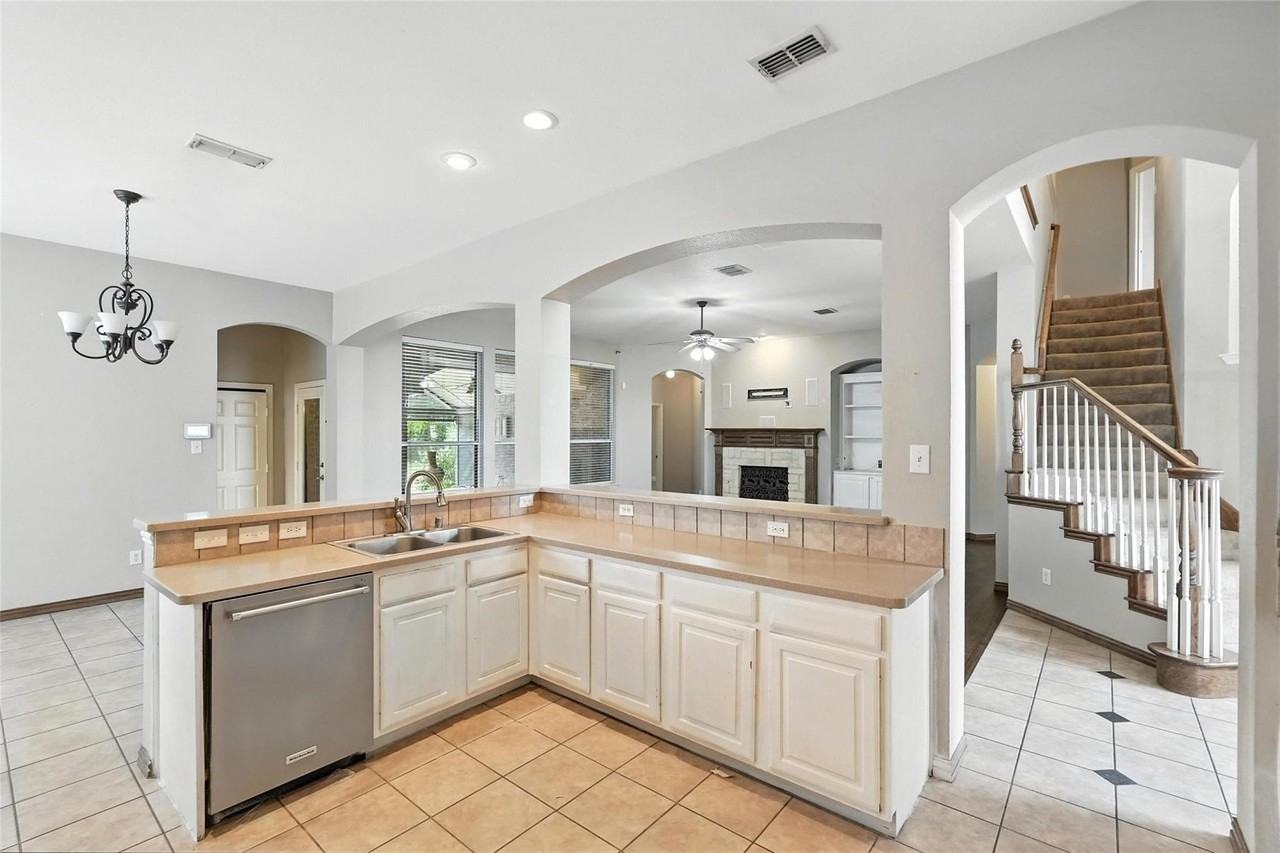 2085 Club Lake Cir - Photo 6 of 28