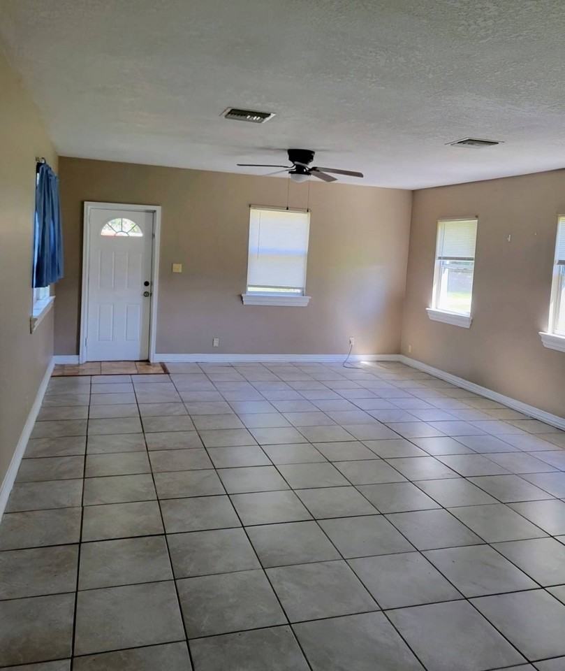 10520 Se 159th St - Photo 2 of 12