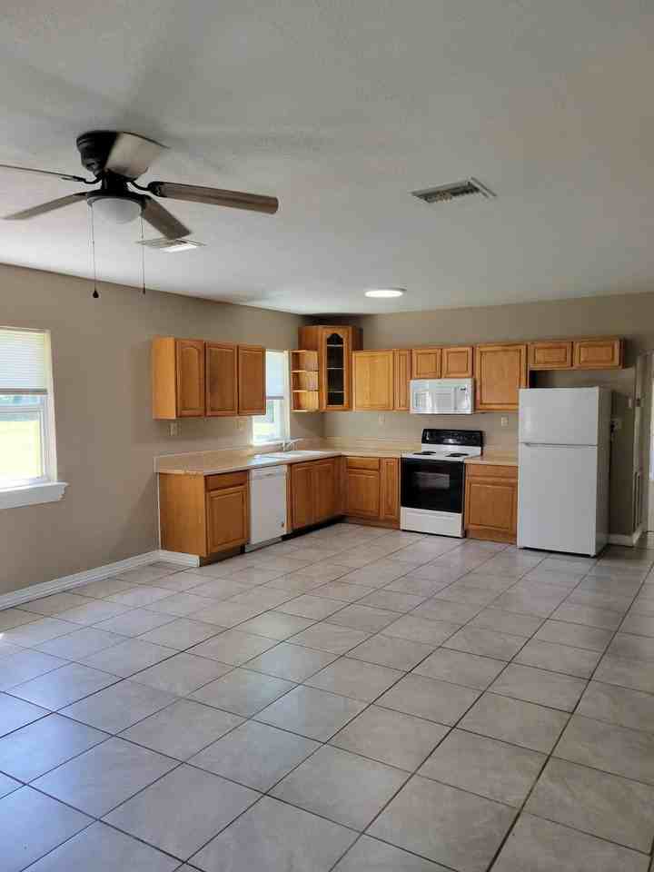10520 Se 159th St - Photo 3 of 12