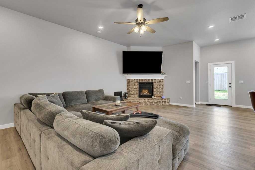 302 Farmstead Ln - Photo 7 of 29