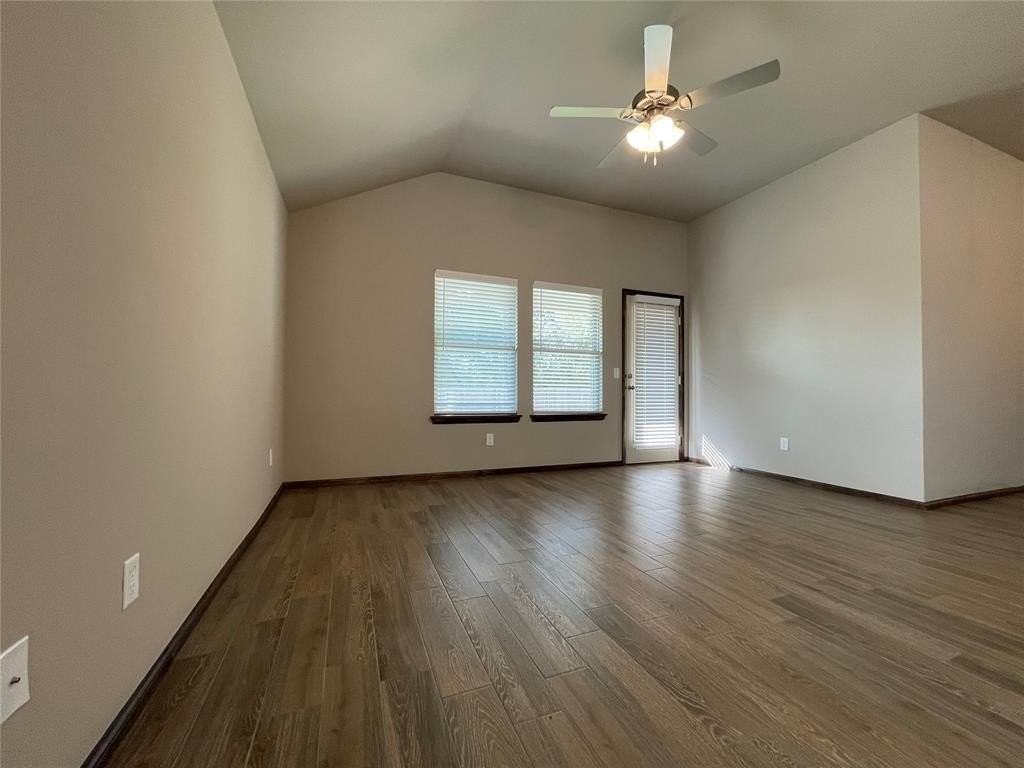2033 Sara Vista Dr - Photo 3 of 25
