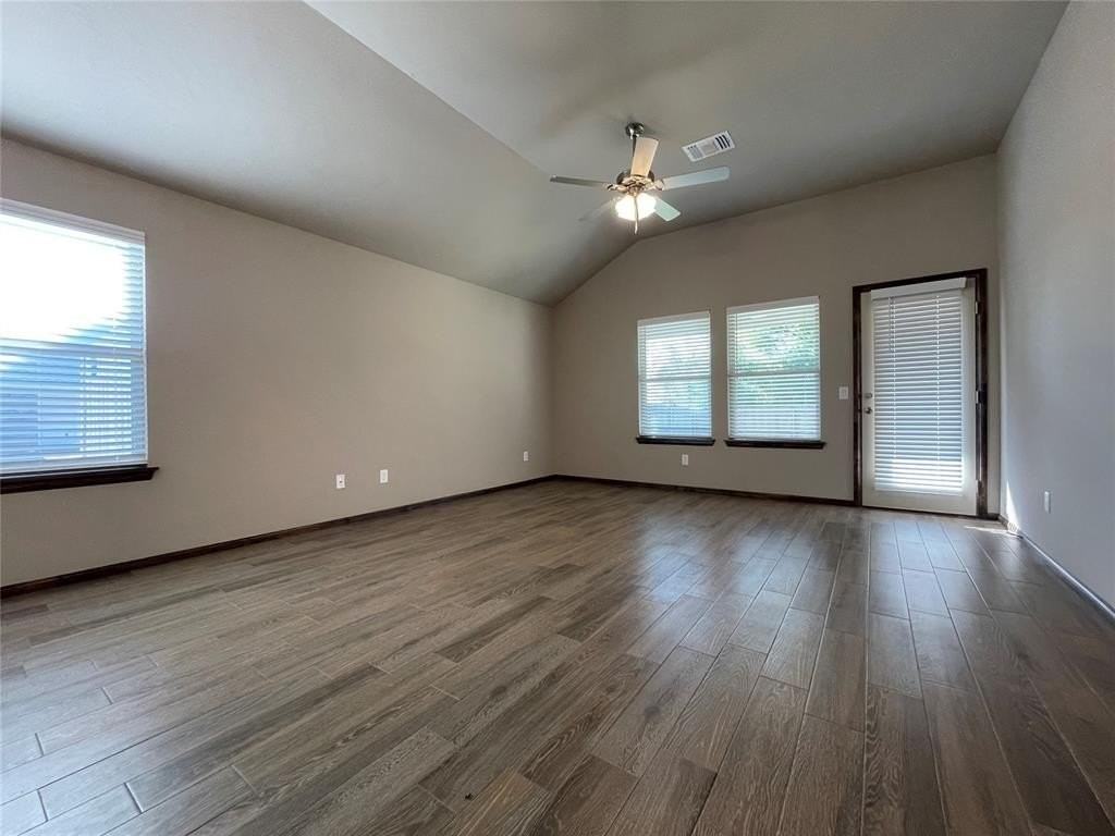 2033 Sara Vista Dr - Photo 4 of 25