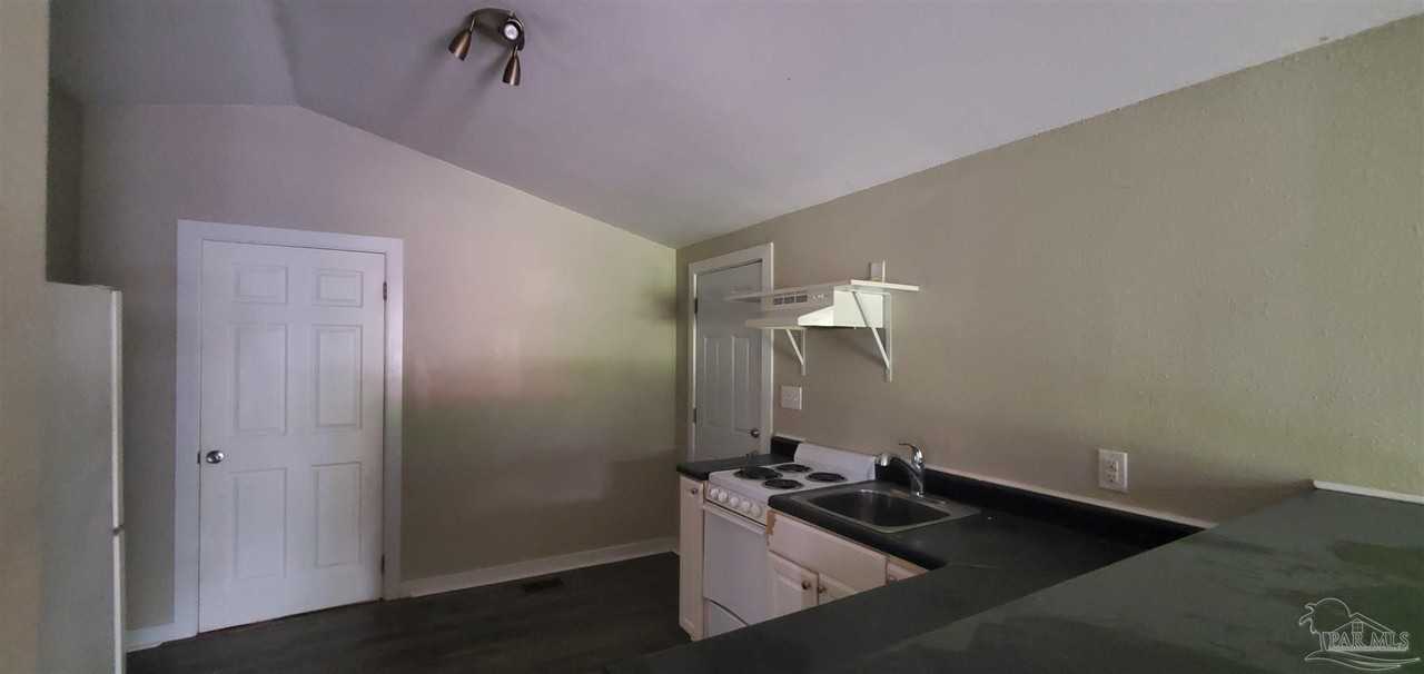718 Bremen Ave - Photo 3 of 4