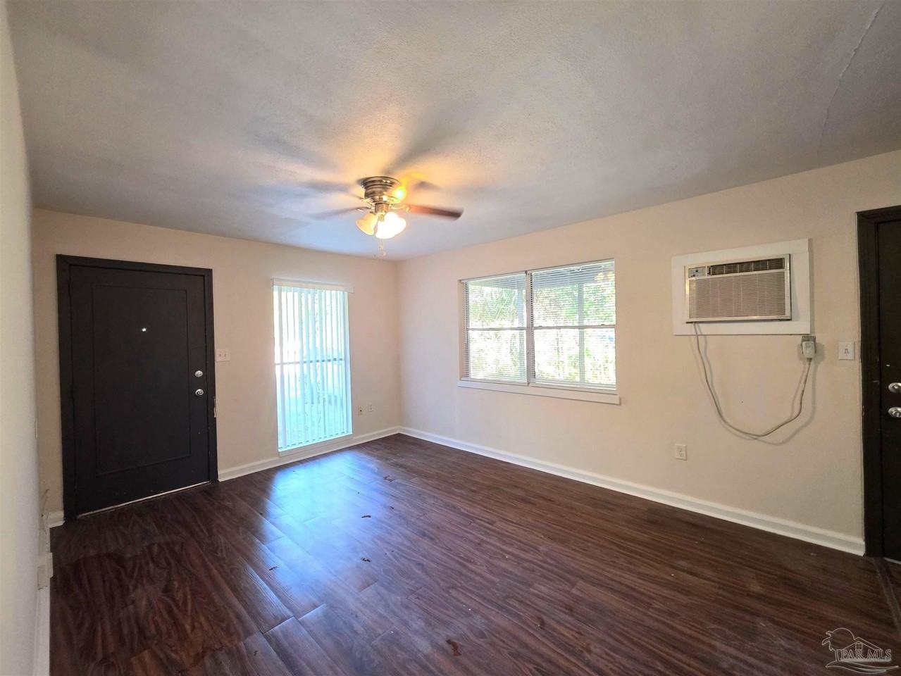 112 Warwick Ave - Photo 4 of 38