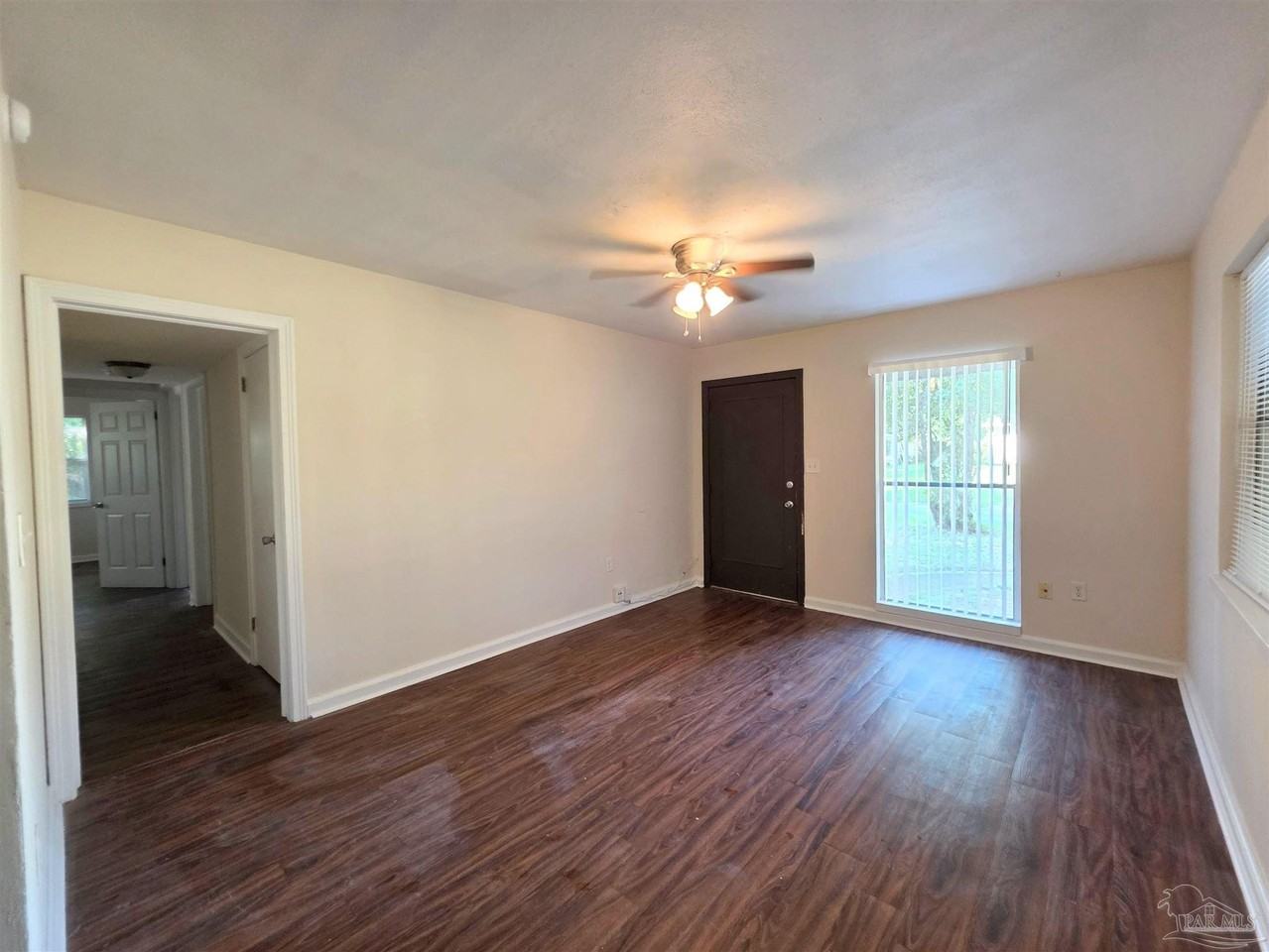 112 Warwick Ave - Photo 5 of 38