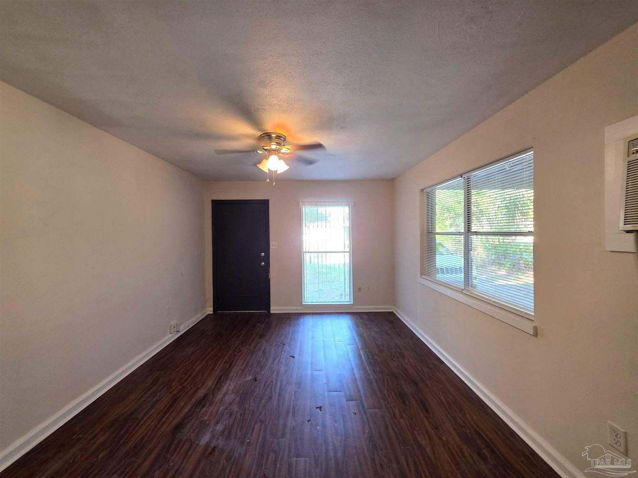 112 Warwick Ave - Photo 6 of 38