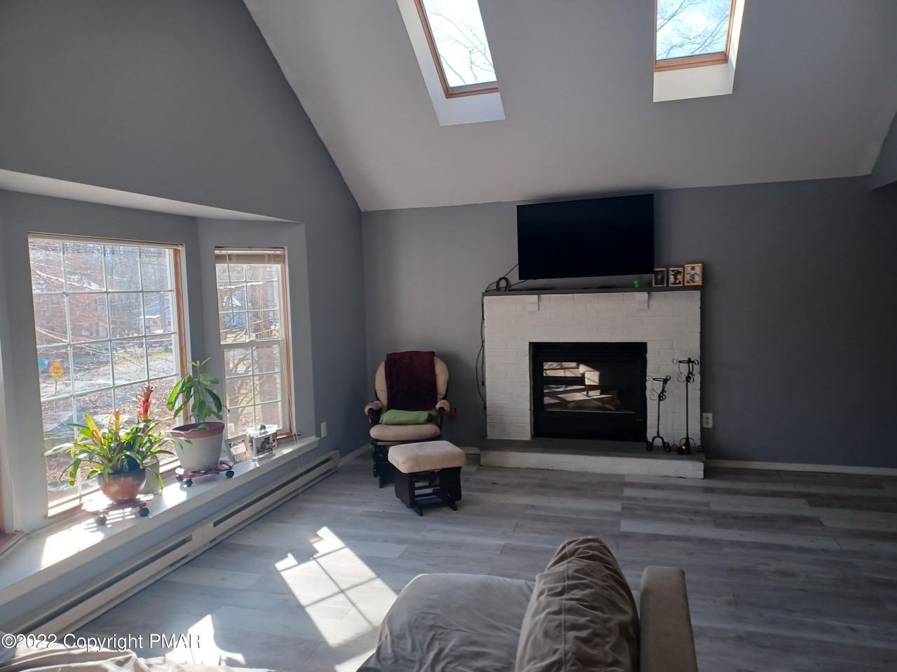 1147 Hunters Woods Dr - Photo 4 of 44