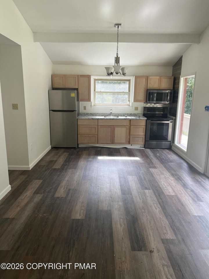 216 Colonial Ct - Photo 7 of 21