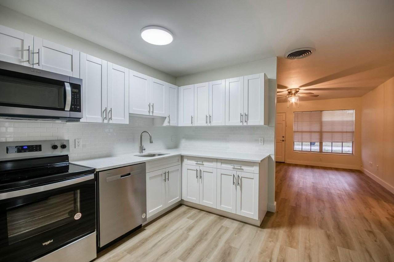 2319 Ne Rustic Way - Photo 3 of 13