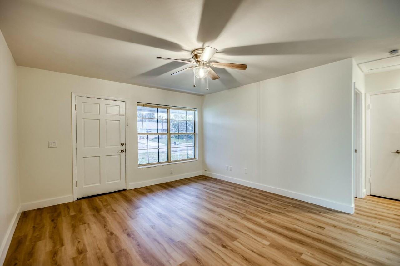 2319 Ne Rustic Way - Photo 5 of 13