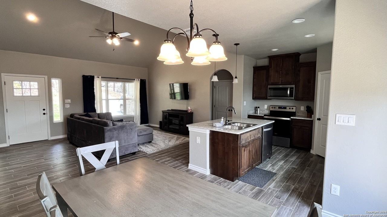 946 Cypress Dr - Photo 4 of 10