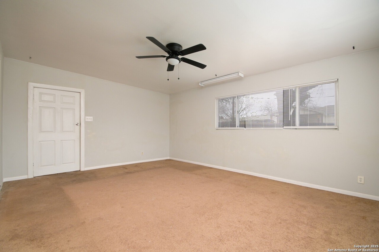 403 Pilgrim Dr - Photo 3 of 21