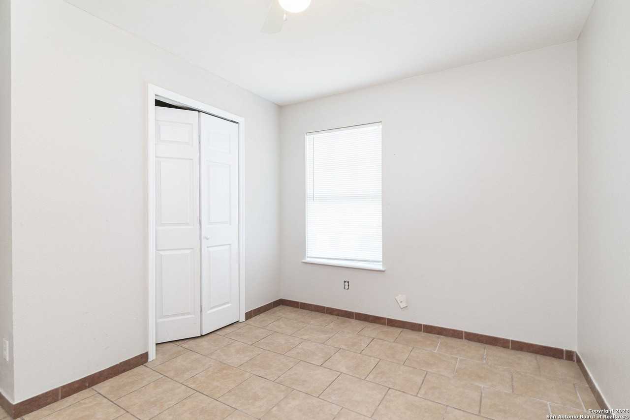 217 Elmo Ave - Photo 5 of 21